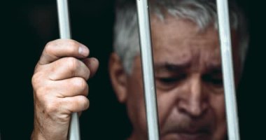 Hapisteki yaşlı gri saçlı adam demir parmaklıklar ardında umutsuzluk içinde ağlıyor. Üzüntüden ve geçmiş pişmanlıklardan çaresizliğe kapılmış hissediyor. Metal parmaklıkları sıkıca kavrıyor.