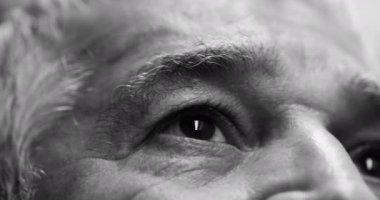 Yaşlı adamın yukarı bakan gözleri, umut ve tefekkür anı, detaylı kırışıklıklar ve anlamlı bakışlar, bilgeliği sembolize eden bilgelik, yaşam deneyimi, ve yansıtıcı bir zihniyet, monokromatik
