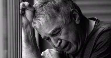 Gerçek hayatta umutsuzca ağlayan yaşlı bir adam. Hayatın zorluklarıyla boğuşan, dramatik, siyah ve beyaz tek renkli bir portre.