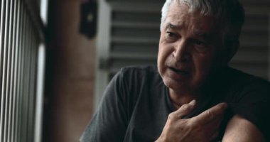 Ağlayan yaşlı adam, hayatın son safhasında duygusal acıyla boğuşurken gözyaşlarını siliyor, umutsuz ve sıkıntılı yaşlı insan, dramatik gri saçlı kişinin yakın plan yüzü