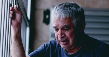 Yaşlı adam, evinde duygusal acıyla boğuşan metal çubuğu kavrayan sorunlar ve endişelerle boğuşuyor. 70 'lerin insanı kendini yalnız ve umutsuz hissediyor
