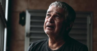 Sıkıntılı son sınıf öğrencisi zor zamanlarda Tanrı 'dan yardım ister. Duygusal acılar içinde ağlar. Yaşlı adam yardım ve destek ister.