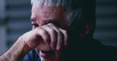 70 'lerinde Umutsuz Yaşlı Adam Duygusal Acı içinde Ağlıyor, Üzüntü ve Mücadele İçinde Çöküyor, Karmaşık Yaşlıların Yoğunluğunu Ele Geçiren Dramatik Bir Sahne Pişmanlıklarla Dolu