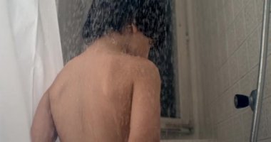 Duşun altındaki küçük bir çocuğun arka görüntüsü, 800 fps hızla aşırı yavaş çekimde çekildi. Su damlacıkları, çocuğun sırtından taşarak duşta yumuşak ve rahatlatıcı bir atmosfer yaratıyor.