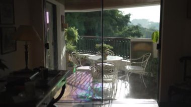 Beyaz sandalyeli ve masalı modern bir terasın iç tasarımı.