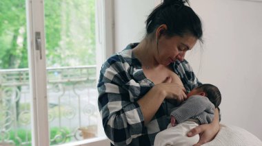 Anne, yeni doğmuş bebeğini güneşli bir odada emzirirken kendini rahatsız hissediyor. Bebeğini sevgiyle ve özenle büyütürken, erken anneliğin zorlukları ve gerçekliği.