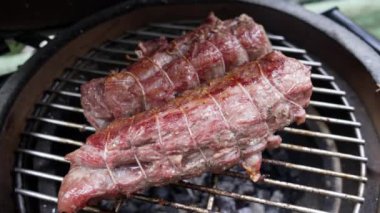 Izgarada Mükemmel Pişirilmiş Et Yolları, İki Sulu, Kıtır Kenarlı Bağlı Biftek Parçalarını Gösterme, Açık havada Pişirme ve Barbekü Hevesleri, Doku ve Lezzeti Vurguluyor