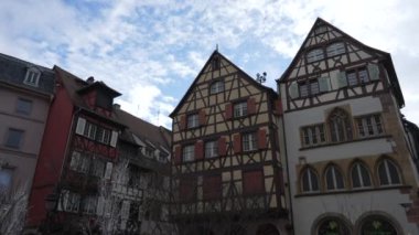 Tarihi bir kasabada, açık mavi gökyüzü altında geleneksel Alman yarı keresteli evlerinin resimli görüntüsü. Avrupa Kültür Mirasının Büyüleyici Mimarisi ve Ebedi Güzelliğini Yakalamak