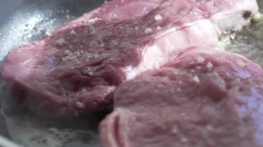 Etin Yakın Çekimi Çatalla Yumuşatılıyor - Taze domuz pirzolası Pişirmeye Hazırlanıyor