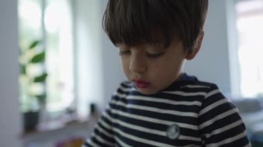 Evde Kahvaltıya Kadar Peynirli Ekmek Tutan ve Düşüren Küçük Çocuk