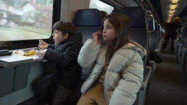 Trende muz yiyen iki genç çocuk, seyahatleri sırasında sağlıklı bir atıştırmalığın tadını çıkaran, aile bağlarını ve sağlıklı yaşam tarzlarını vurgulayan sessiz ve mahrem bir anı yakalıyorlar.