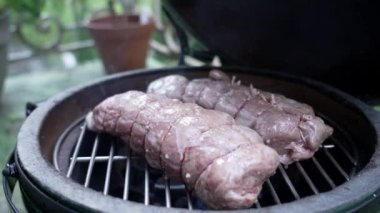 Marinated Meat 'in bir ızgarada kızartılıp, el ele tutuşarak eti çevirmesi, açık hava pişirme sanatını göstermesi, enfes Aroma ve ızgaranın ağız sulandırıcı cazibesi.