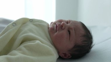 Hemşire hastane rutini sırasında altını değiştirirken yeni doğan bebekler ellerini uzatıyor. Yeni doğan bebekler için hassas bakım ve bakım gereksinimleri, ilk günlerde nazik bakımın önemini vurgulamak 