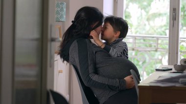 Anne ve çocuğun mutlulukla kucaklaşması, ev ortamları, sıcak ve sevgi dolu etkileşimler, doğal ışık, aile bağı, mutlu an, huzurlu ev ortamı, annelik bağı, beslenme ilişkisi