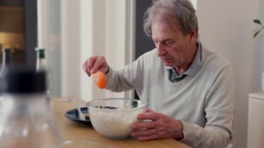 Yaşlı bir adam yemek masasında tek başına yemek yiyor, yemeğine konsantre oluyor. Sahne yalnızlığı ve sakin bir anı ev ortamında aktarır.