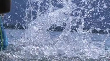 Gölde büyük bir su sıçraması, yüksek hızlı yavaş çekim yakalama, dinamik su hareketi, ferahlatıcı açık hava aktivitesi, yaz eğlencesi, oyuncu enerji, dingin doğa arka plan