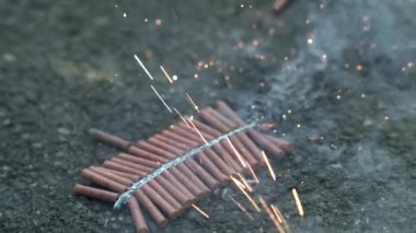 Yerdeki havai fişekler duman ve kıvılcım saçıyor, 1000 fp yavaş çekim yakalaması, dinamik patlama, şenlikli kutlama, açık hava etkinliği, dramatik an, ateşli sahne