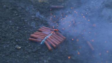 Havai fişekler dumanlı ve yerde kıvılcımlar, 1000 fp yavaş çekim yakalama, dinamik patlama, şenlikli kutlama