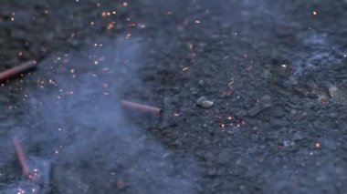 Parlak kıvılcımla parlayan fişeklerin yakın çekimi, 1000 fps yavaş çekim yakalama, dinamik patlama, şenlikli kutlama, açık hava etkinliği, dramatik an, ateşli sahne