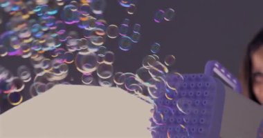 800 fps hızla balon makinesini çalıştıran bir kız, havayı renk ve neşe ile dolduran göz kamaştırıcı bir kabarcık gösterisi yaratıyor, açık havada eğlenceli bir anın tadını çıkarıyor.