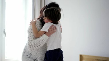 Anne, dinlendirici bir uykudan sonra çocuğu kucağına alır. Onu sevgiyle, sevgiyle ve destekle taşır. Sahne, bir annenin çocuğunu teselli ettiği, güçlü bağlarını ve sevgilerini sergilediği hassas bir anı yakalar.