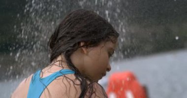 800 fps 'te serinletici, yavaş çekim açık hava su banyosuna dalan bir kız, neşeli ve neşeli bir yaz gününün neşeli havasını yakalıyor.