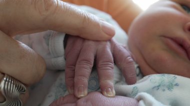 Bebekliğin ilk günlerinde yeni doğmuş minik ellere dokunmak. Bebeğim, anne şefkati.