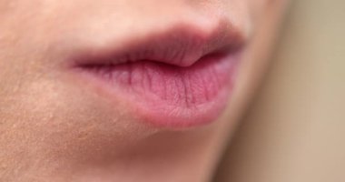 Gülümseyen kız dudaklarının yakın çekimi. Genç kadın gülümsemesi.