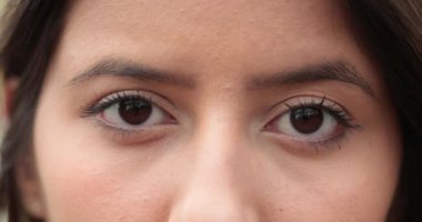 Gözlerini açmak, kameraya bakan bir kızın açılıp kapanması.