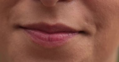 Gülümseyen kız dudaklarının yakın çekimi. Genç kadın gülümsemesi.