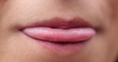 Makro yakın plan kız dudakları gülümsüyor.