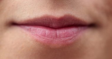 Makro yakın plan kız dudakları gülümsüyor.