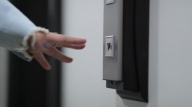 Yakın plan düğmeye bas ve asansöre gir