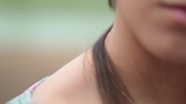 Genç bir kadının boynuna ve ağzına yakın çekim.