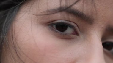 Genç İspanyol kadın gözleri kameraya bakıyor. Latin Latin kız gözleri kameraya bakıyor.