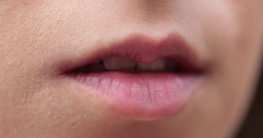 Kadın dudaklarının makro yakın çekimi, video