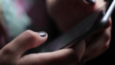 Cep telefonu tutan, akıllı telefondan yazan kişi.