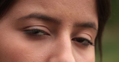 Kameraya bakan genç kadın gözlerinin yakın çekimi.