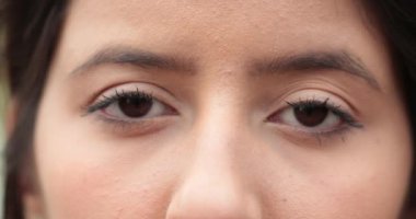 Gözlerini aç, kadının gözlerini kapat.