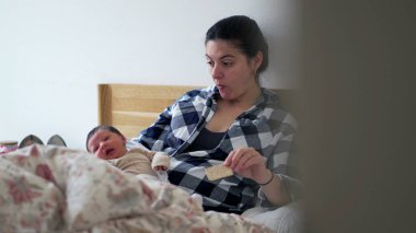 Anne yeni doğmuş bebek yatakta dinleniyor, yorgun ve dalgın görünüyor, erken anneliğin zorluklarını ve hassas anlarını vurguluyor, aile hayatının ve bakımının samimi bir fotoğrafı.