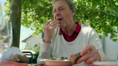 Son sınıf öğrencisi sebze ve peynirli salata yiyor.