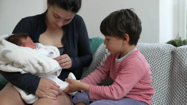 Anne ve küçük oğlunun yeni doğan bebekle bağ kurması, huzurlu bir aile anının tadını çıkarması, kardeş etkileşimini, anne bakımını ve erken çocukluk gelişimini vurgulaması.