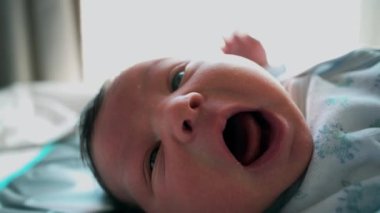 Yeni doğmuş bir bebeğin yatakta uzanırken esnemesi, eski hayattaki huzuru ve rahatlığı yansıtıyor. Çocukluğu tanımlayan basit, hassas anlar