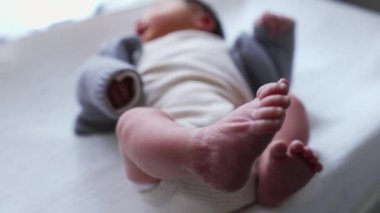 Yeni doğan bebeklerin ayakları nazikçe anne-babaların ellerinden tutularak, ebeveynler ve çocuklar arasındaki hassas bağı ve besleyici bir çevrede yakın ilişkileri yakalıyorlar.