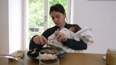 Anne yemek yerken yeni doğmuş bebeği kucağında tutuyor. Bakım ve kişisel ihtiyaçları dengelemek, erken anneliğin çoklu görev doğasını vurgulamak