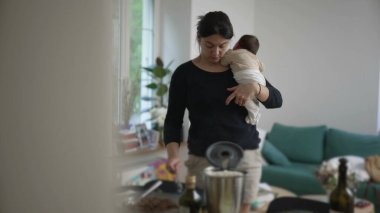 Anne yeni doğmuş bebeği yemek sırasında tutarken, çoklu görev ve beslenme sırasında, günlük ebeveynlik anlarında, sevgi ve bakım gösterirken, yemek zamanı görevlerini ve bebek bakımını dengede tutarken,