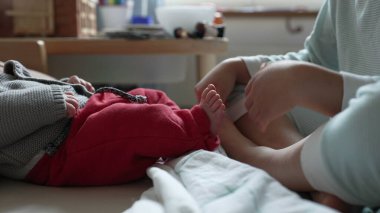 Büyük kardeş yeni doğmuş bir bebeğe nazikçe sarılır ve onunla etkileşime geçer. Sevgi dolu bir aile ortamında sevgi, şefkat ve ilgi gösterirler.