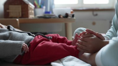 Büyük kardeş yeni doğmuş bir bebeğe nazikçe sarılır ve onunla etkileşime geçer. Sevgi dolu bir aile ortamında sevgi, şefkat ve ilgi gösterirler.