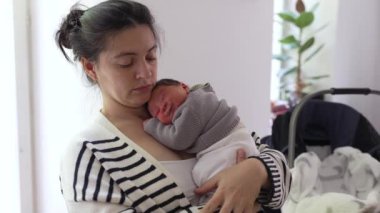 Anne, uyuyan yeni doğmuş bebeği göğsüne bastırıyor. Huzuru ve derin annelik bağını taşıyor. Sahne anne ve çocuk arasındaki sevgi ve bağlantıyı yansıtır.