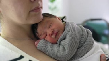 Yeni doğan bebek anne göğsünde huzur içinde uyuyor sıcaklığı, sevgiyi ve annelik bakımını simgeliyor. Huzurlu bir ev ortamında anne ve bebek arasındaki samimi bağ